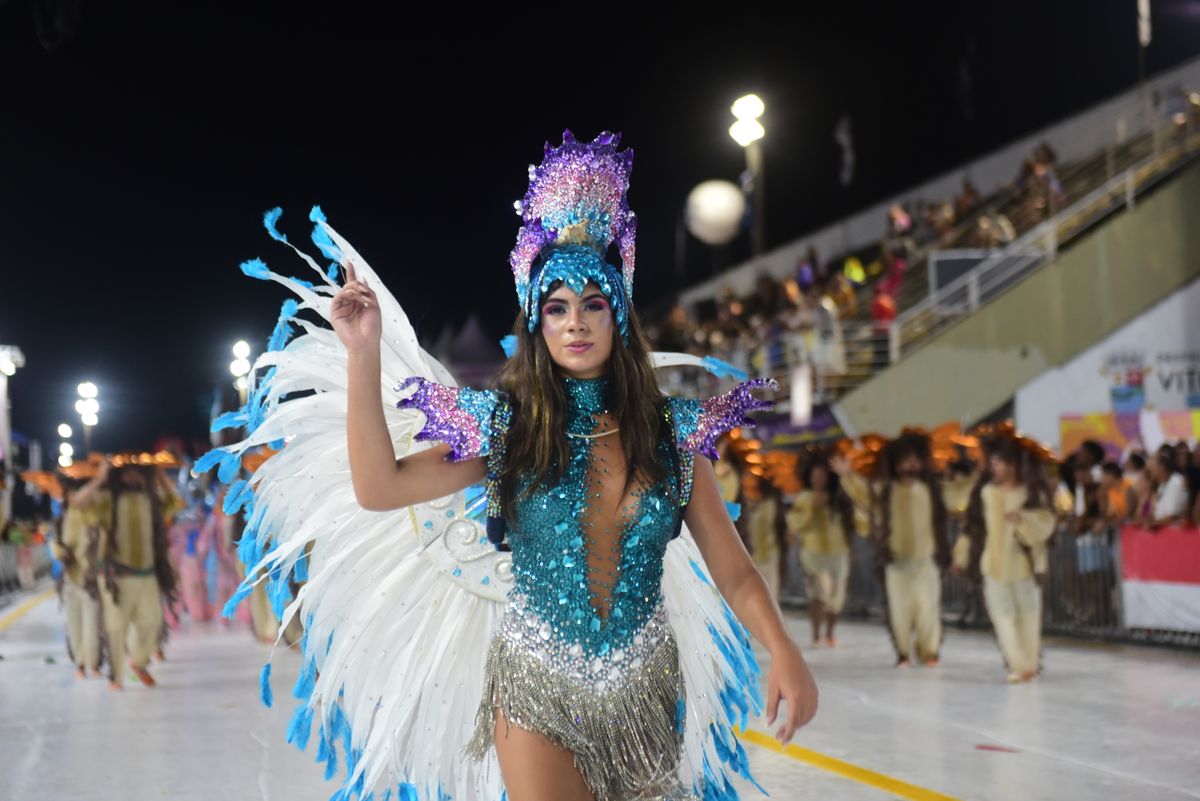 Mocidade da Praia foi a 2ª escola a desfilar no Sambão do Povo nesta sexta (2) por Rodrigo Gavini
