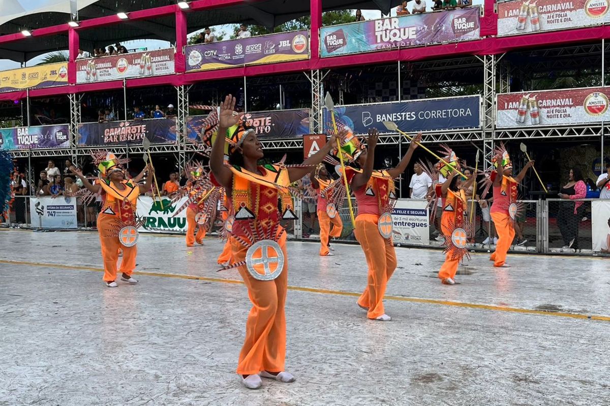 Última escola do primeiro dia de desfiles do Carnaval de Vitória 2024, a Independente de Eucalipto homenageia Baixo Guandu por Alberto Borém