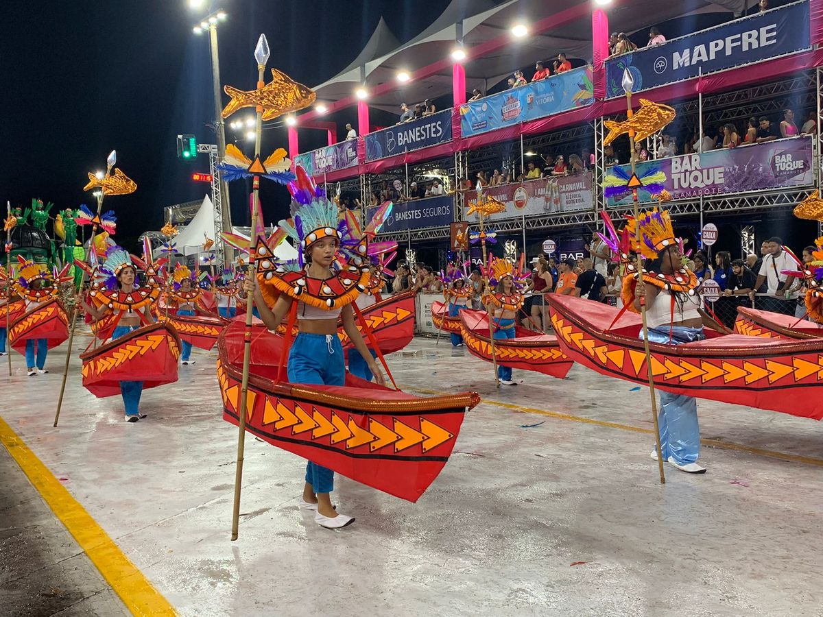 Unidos de Barreiros foi a 6ª escola a desfilar no Sambão do Povo por Beatriz Heleodoro