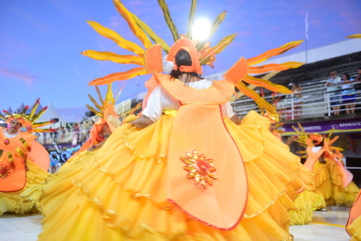 Unidos de Barreiros recupera enredo de 2009 e leva o amor por Guarapari ao Sambão do Povo no Carnaval 2024 por Rodrigo Gavini