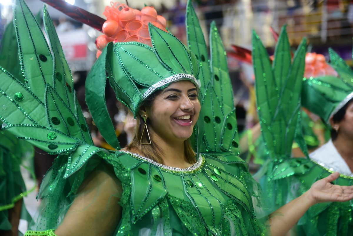 Unidos de Barreiros recupera enredo de 2009 e leva o amor por Guarapari ao Sambão do Povo no Carnaval 2024 por Rodrigo Gavini