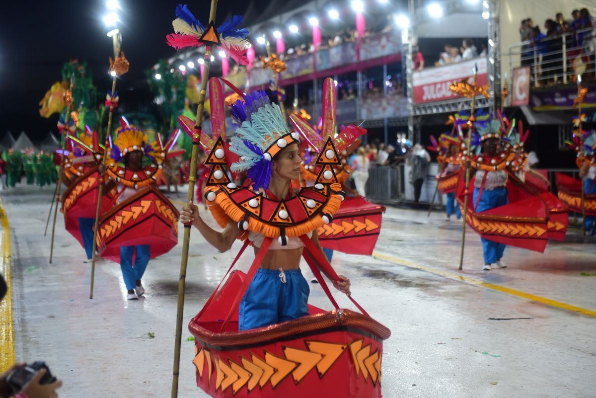 Unidos de Barreiros recupera enredo de 2009 e leva o amor por Guarapari ao Sambão do Povo no Carnaval 2024 por Rodrigo Gavini