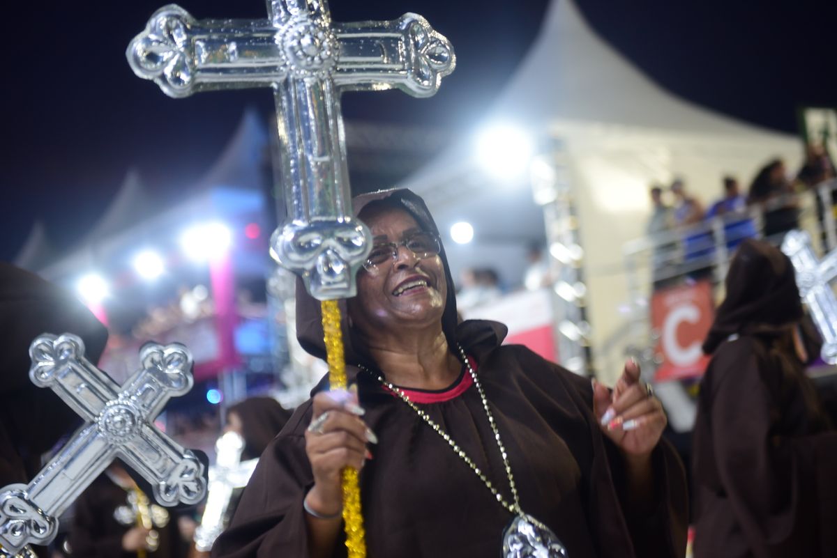 Unidos de Barreiros recupera enredo de 2009 e leva o amor por Guarapari ao Sambão do Povo no Carnaval 2024 por Rodrigo Gavini