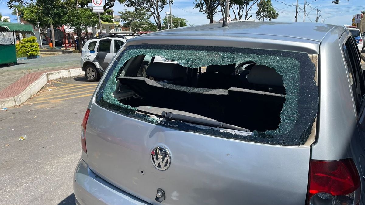 Apontado como gerente do tráfico de Nova Rosa da Penha I, Alex Santos da Silva estava em um carro que foi alvejado múltiplas vezes