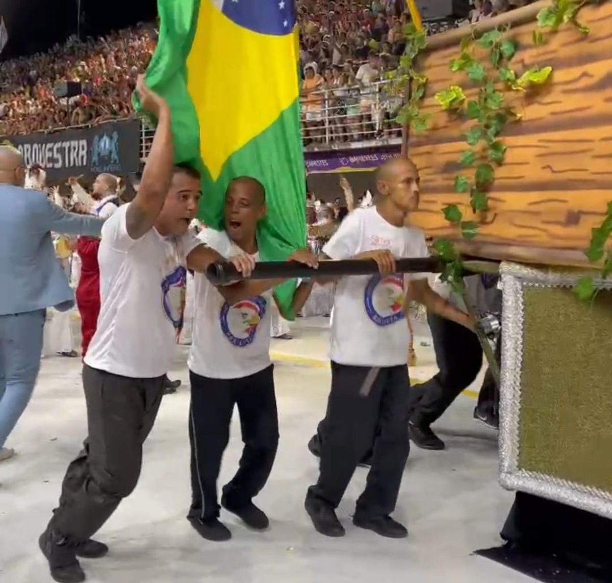 A escola de samba de Cariacica homenageou a cidade vizinha, com o enredo “Viana, divinamente brasileira”