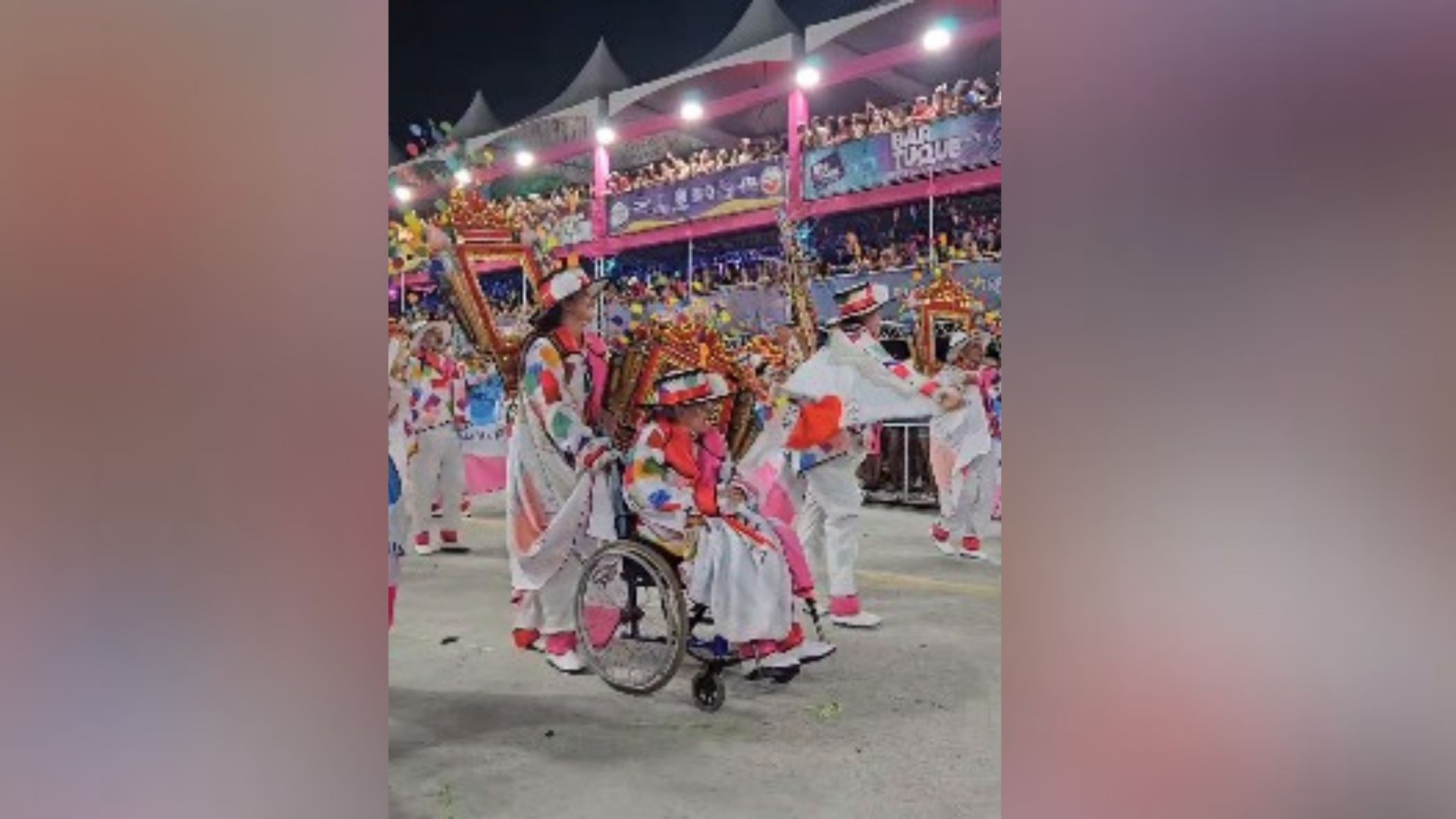A idosa de 77 anos desfilou outras vezes no Carnaval de Vitória, mas este ano, na Mocidade Unida da Glória (MUG), foi a primeira após se tornar cadeirante