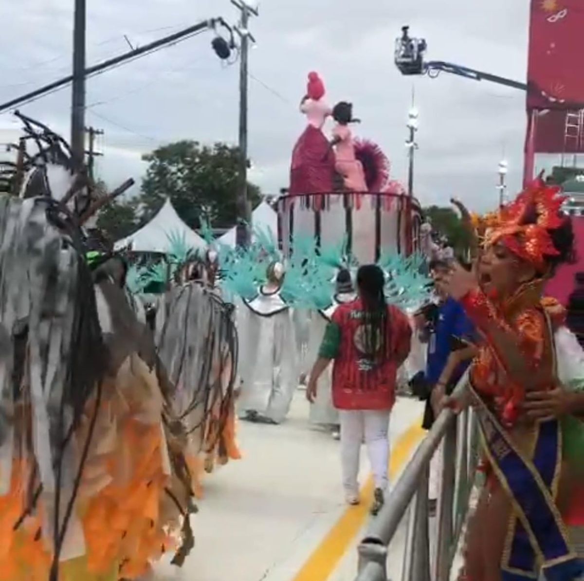 Lohana Caitano, que neste ano integra a Família Real do Carnaval de Vitória, pulou e cantou o samba-enredo na área dos camarotes