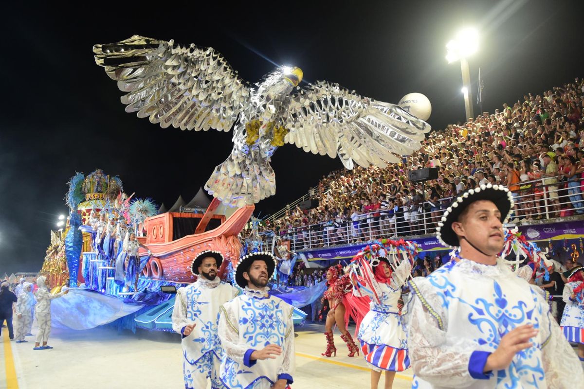 A águia, símbolo da Independente de Boa Vista, veio diferente neste ano ao Sambão do Povo: metalizada e movimentando a cabeça.