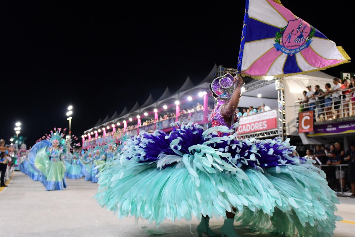 Confira o desfile da Chegou O Que Faltava no Carnaval de Vitória 2024      por Rodrigo Gavini 