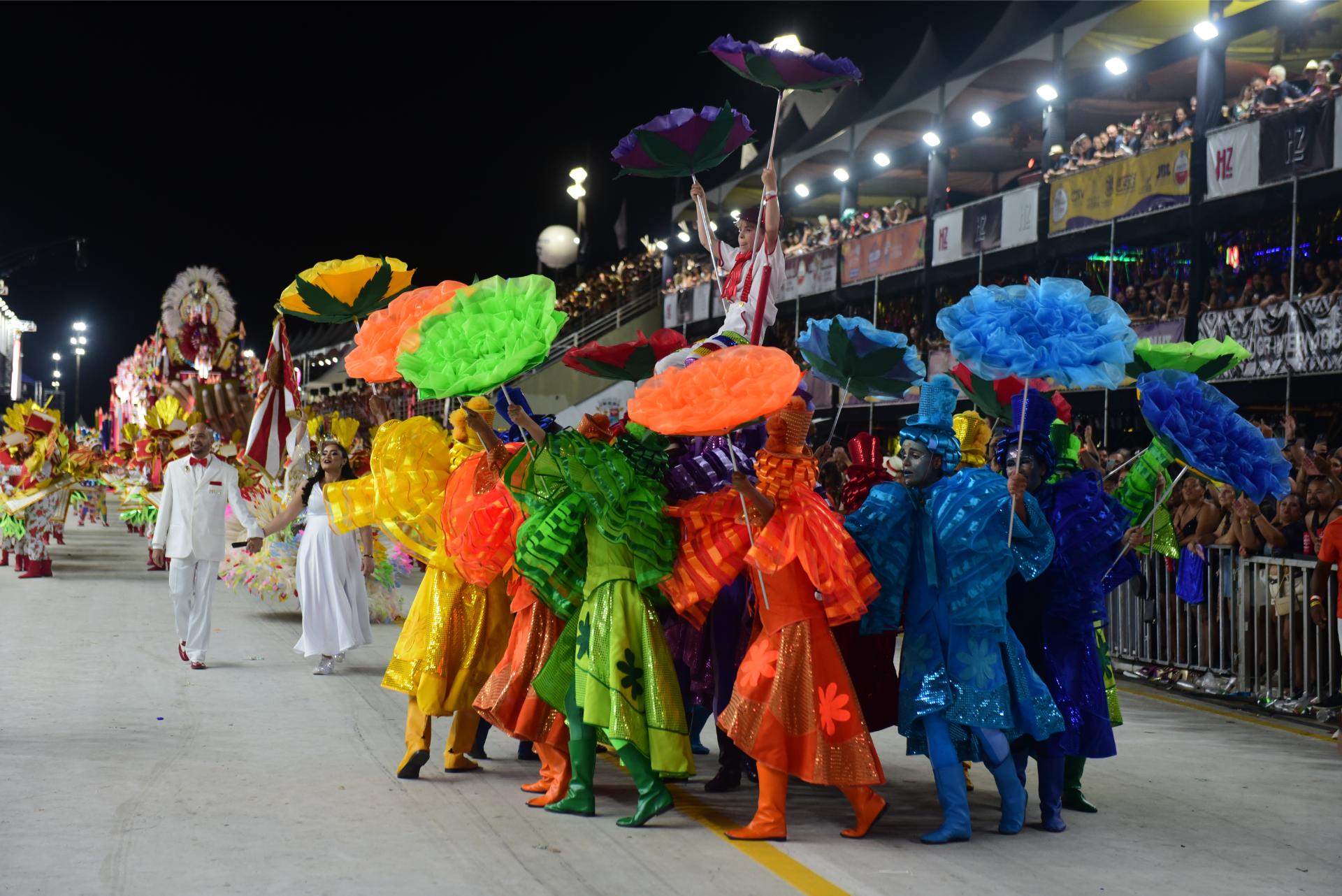 Confira o desfile da Mocidade Unida da Glória no Carnaval de Vitória 2024    