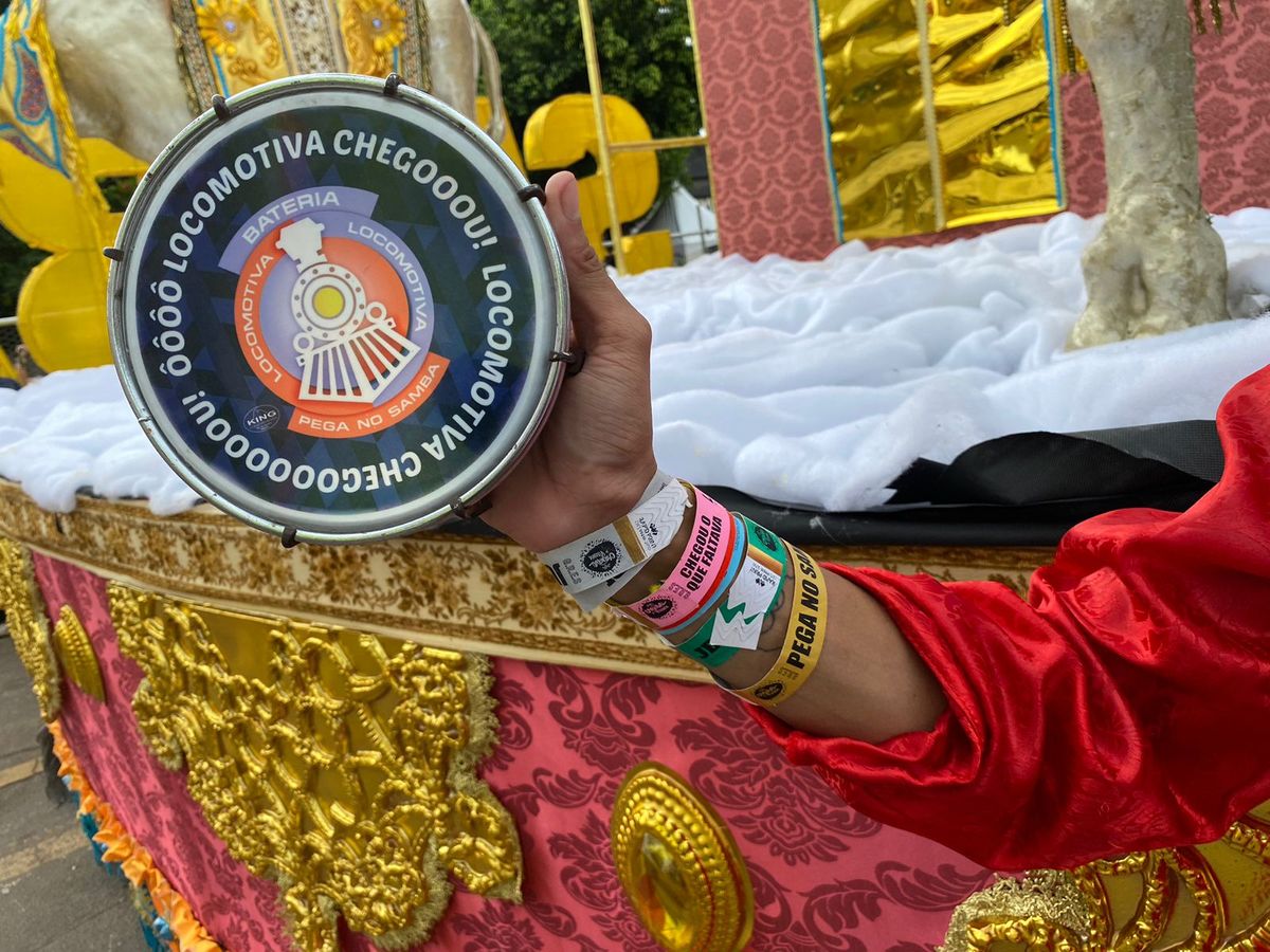 Júlio Ramos, de 34 anos, desfilou em todas as sete escolas do Grupo Especial no Carnaval de Vitória 2024 por Vinicius Zagoto