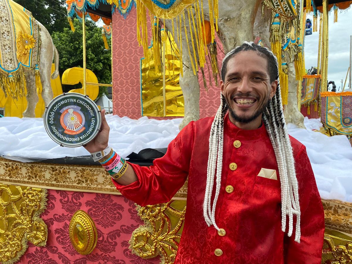 Júlio Ramos, de 34 anos, desfilou em todas as sete escolas do Grupo Especial no Carnaval de Vitória 2024 por Vinicius Zagoto