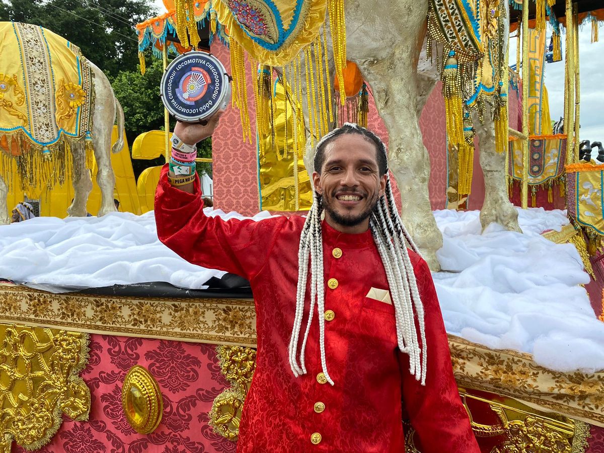 Júlio Ramos, de 34 anos, desfilou em todas as sete escolas do Grupo Especial no Carnaval de Vitória 2024 por Vinicius Zagoto