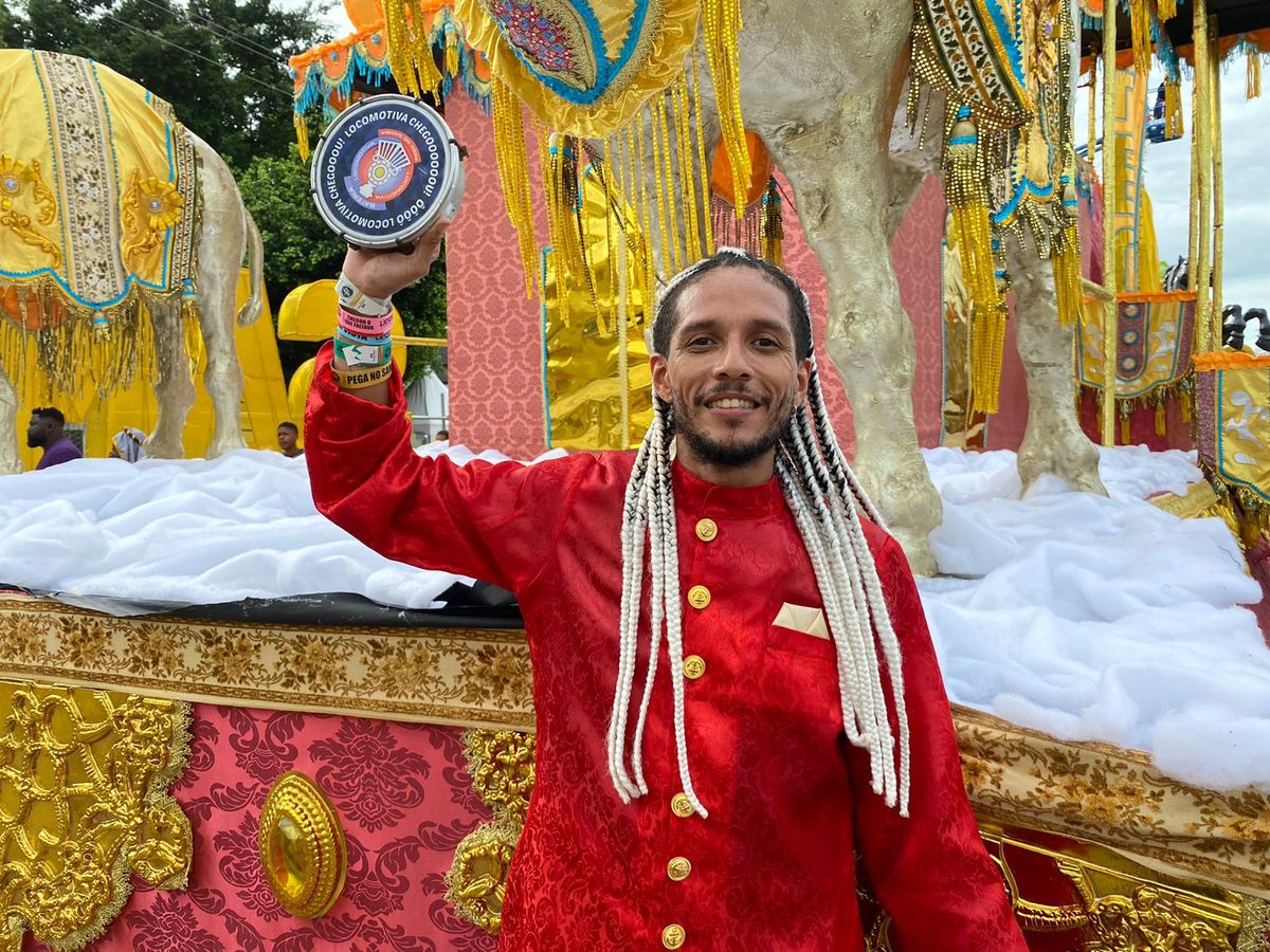 Júlio Ramos, de 34 anos, desfilou em todas as sete escolas do Grupo Especial no Carnaval de Vitória 2024 por Vinicius Zagoto