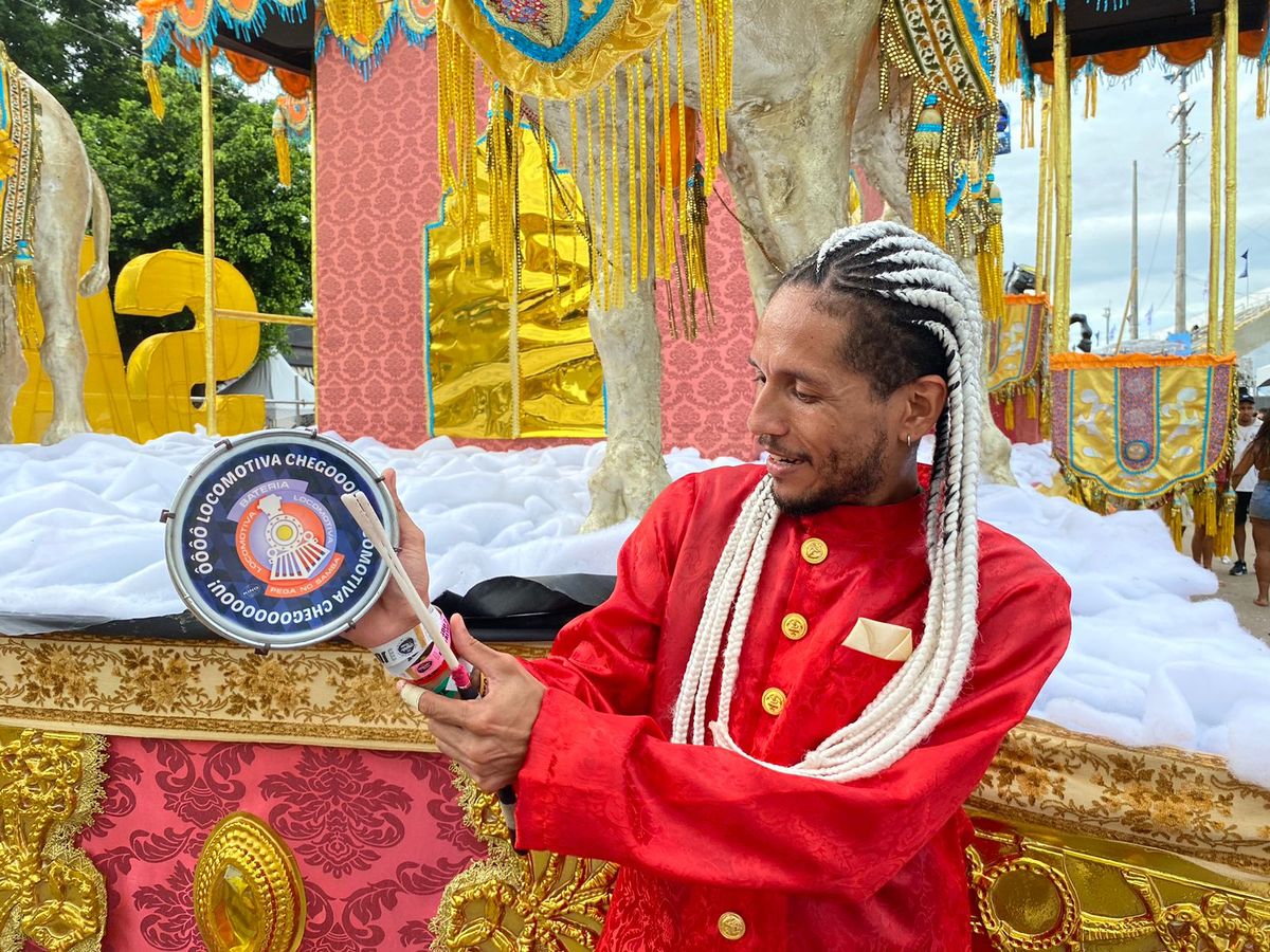 Júlio Ramos, de 34 anos, desfilou em todas as sete escolas do Grupo Especial no Carnaval de Vitória 2024 por Vinicius Zagoto