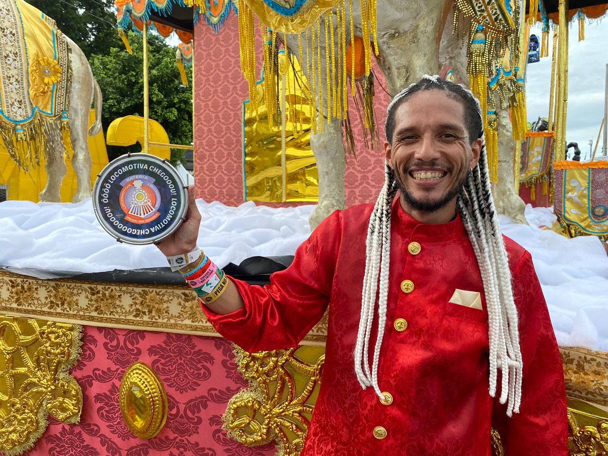 Júlio Ramos, de 34 anos, desfilou em todas as sete escolas do Grupo Especial no Carnaval de Vitória 2024 por Vinicius Zagoto