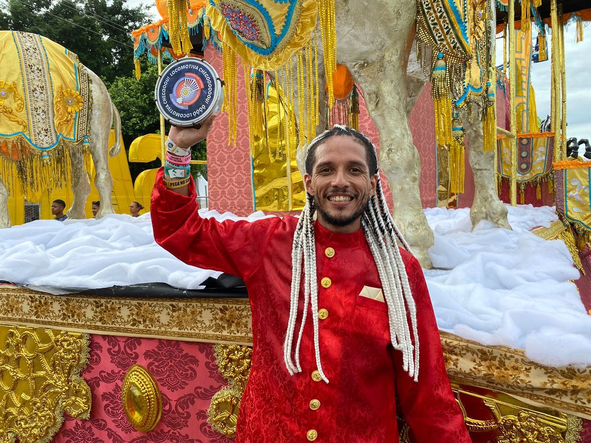 Júlio Ramos, de 34 anos, desfilou em todas as sete escolas do Grupo Especial no Carnaval de Vitória 2024 por Vinicius Zagoto