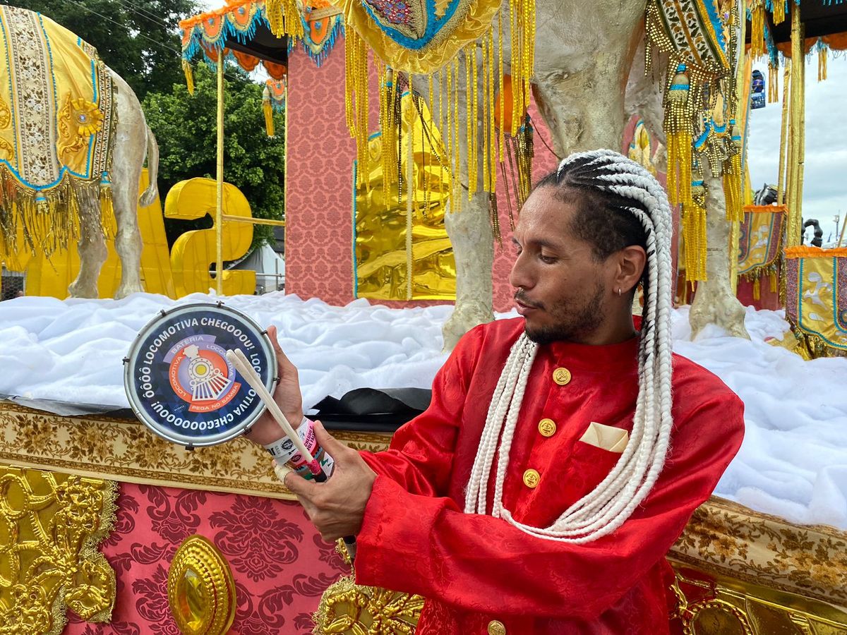 Júlio Ramos, de 34 anos, desfilou em todas as sete escolas do Grupo Especial no Carnaval de Vitória 2024 por Vinicius Zagoto