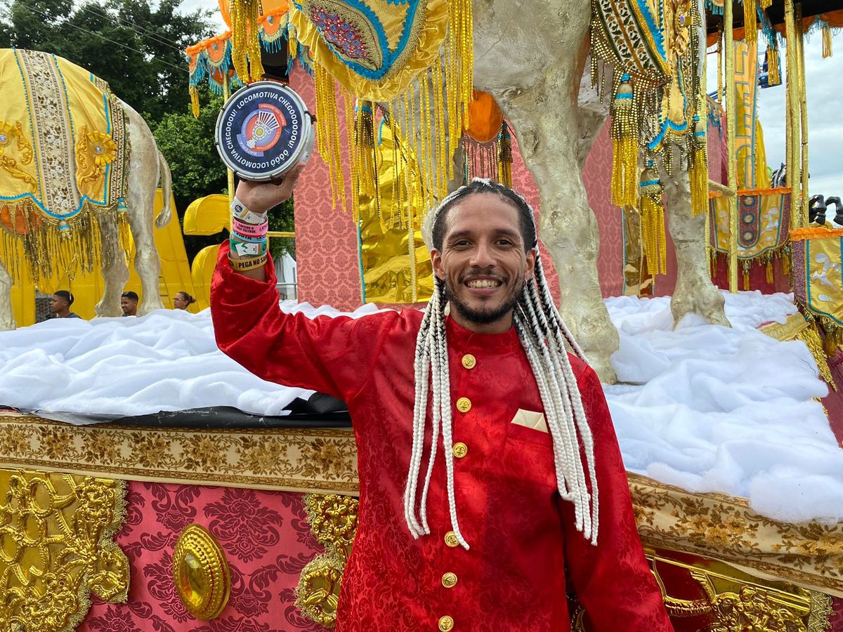 Júlio Ramos, de 34 anos, desfilou em todas as sete escolas do Grupo Especial no Carnaval de Vitória 2024 por Vinicius Zagoto