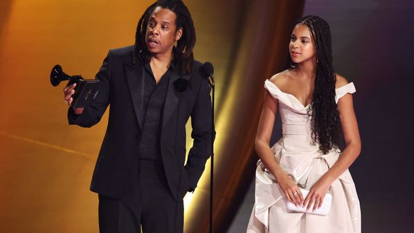 Depois do discurso, Jay-Z ainda foi flagrado usando o prêmio, no formato de um gramofone dourado, como copo para beber champanhe.