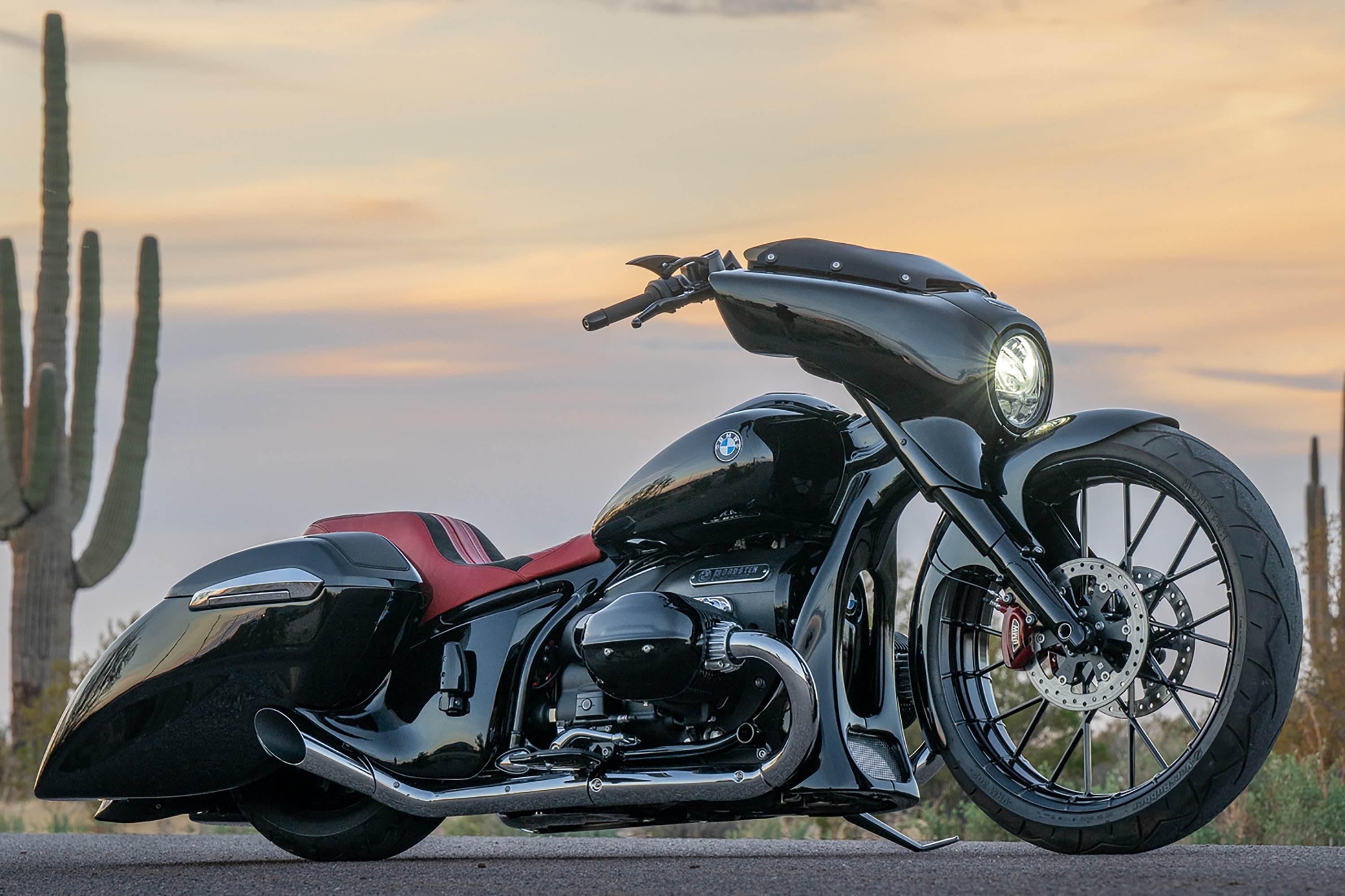 O modelo combina a estética clássica dos automóveis “hot rod” com a essência distintiva das motocicletas da marca alemã