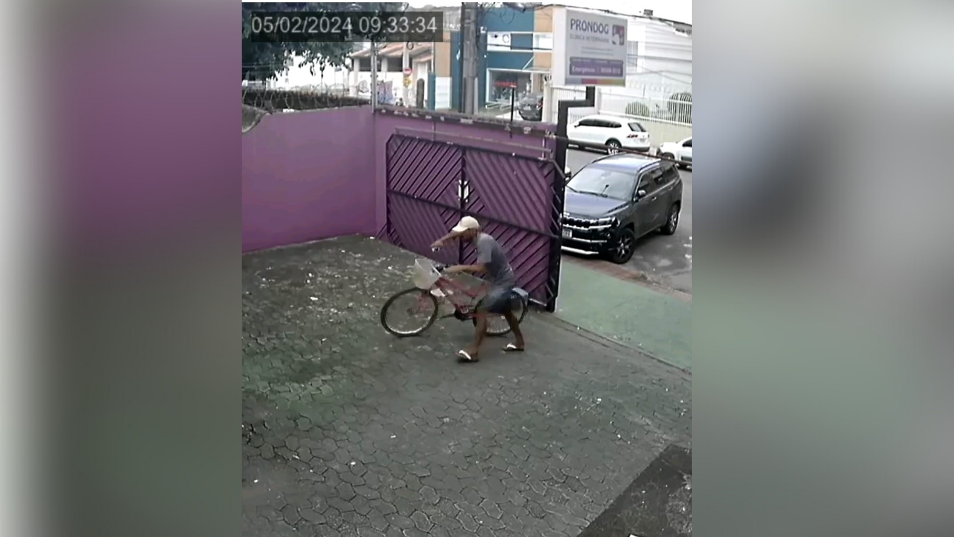 Homem armado estava de bicicleta e entrou estabelecimento por volta das 9h desta segunda-feira (5) pelo portão da garagem do local, no bairro Bento Ferreira