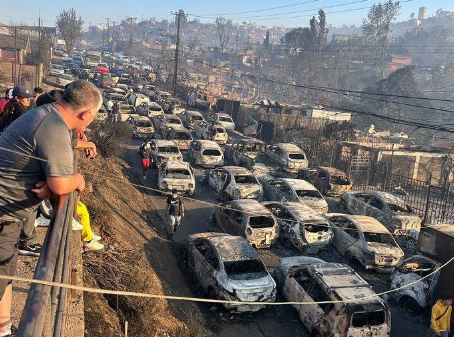 Incêndio de grandes proporções destruiu casas, carros e deixou vários mortos no Chile por Reprodução / X