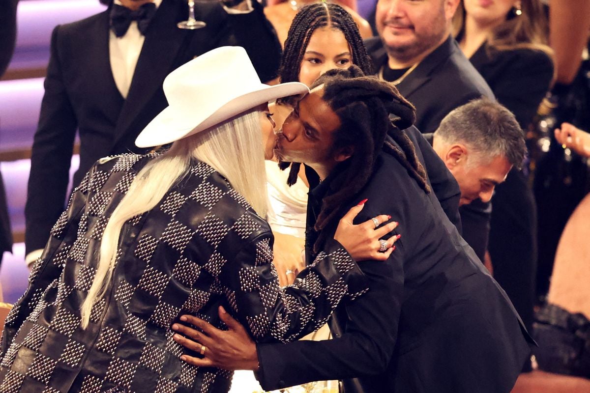 Jay Z beija Beyonce durante o 66º Grammy Awards 