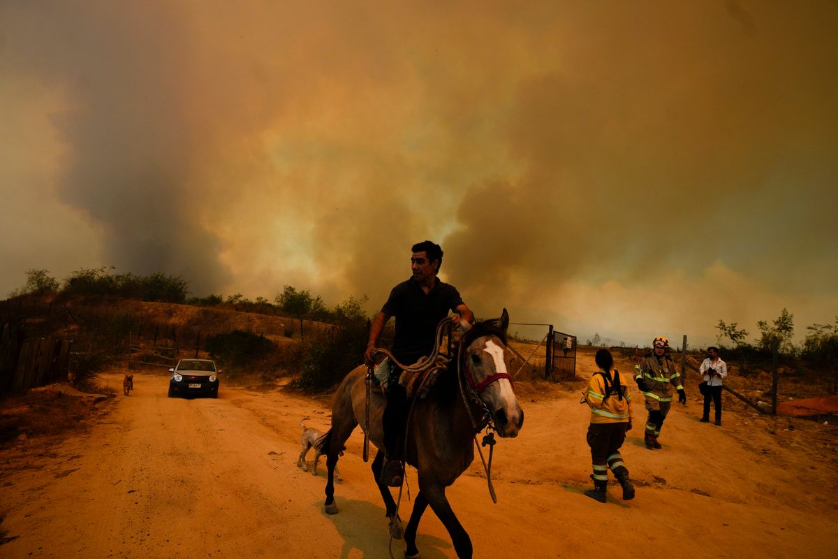 Nuvens provocadas por incêndio em Viña del Mar, no Chile por ESTEBAN FELIX/AP