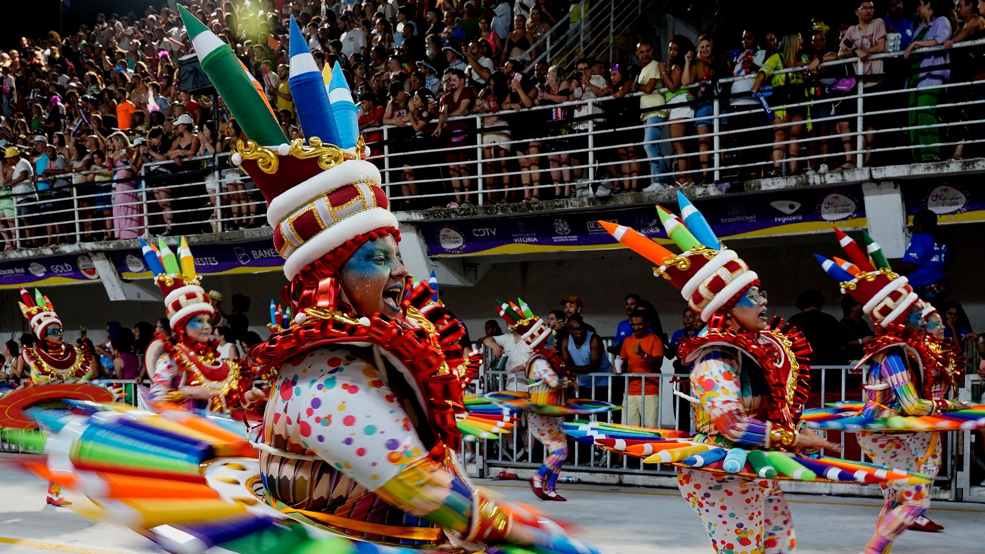 Desfile das escolas de samba do Carnaval de Vitória no Sambão do Povo