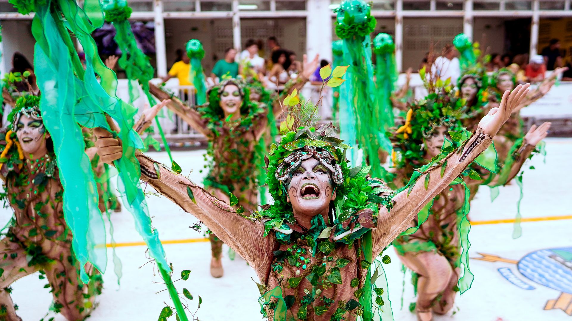 Desfile das escolas de samba do Grupo de Acesso na sexta-feira 02/02