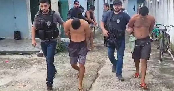 Trio realizava a forma inusitada de transporte de drogas para levar o material do Rio de Janeiro para Minas Gerais; suspeitos foram presos nesta segunda-feira (5)