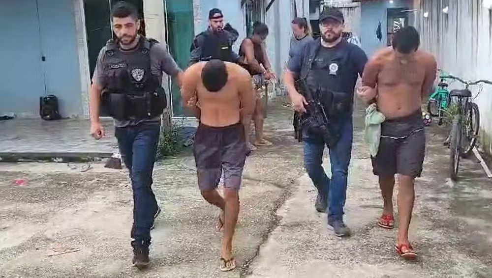 Trio realizava a forma inusitada de transporte de drogas para levar o material do Rio de Janeiro para Minas Gerais; suspeitos foram presos nesta segunda-feira (5)