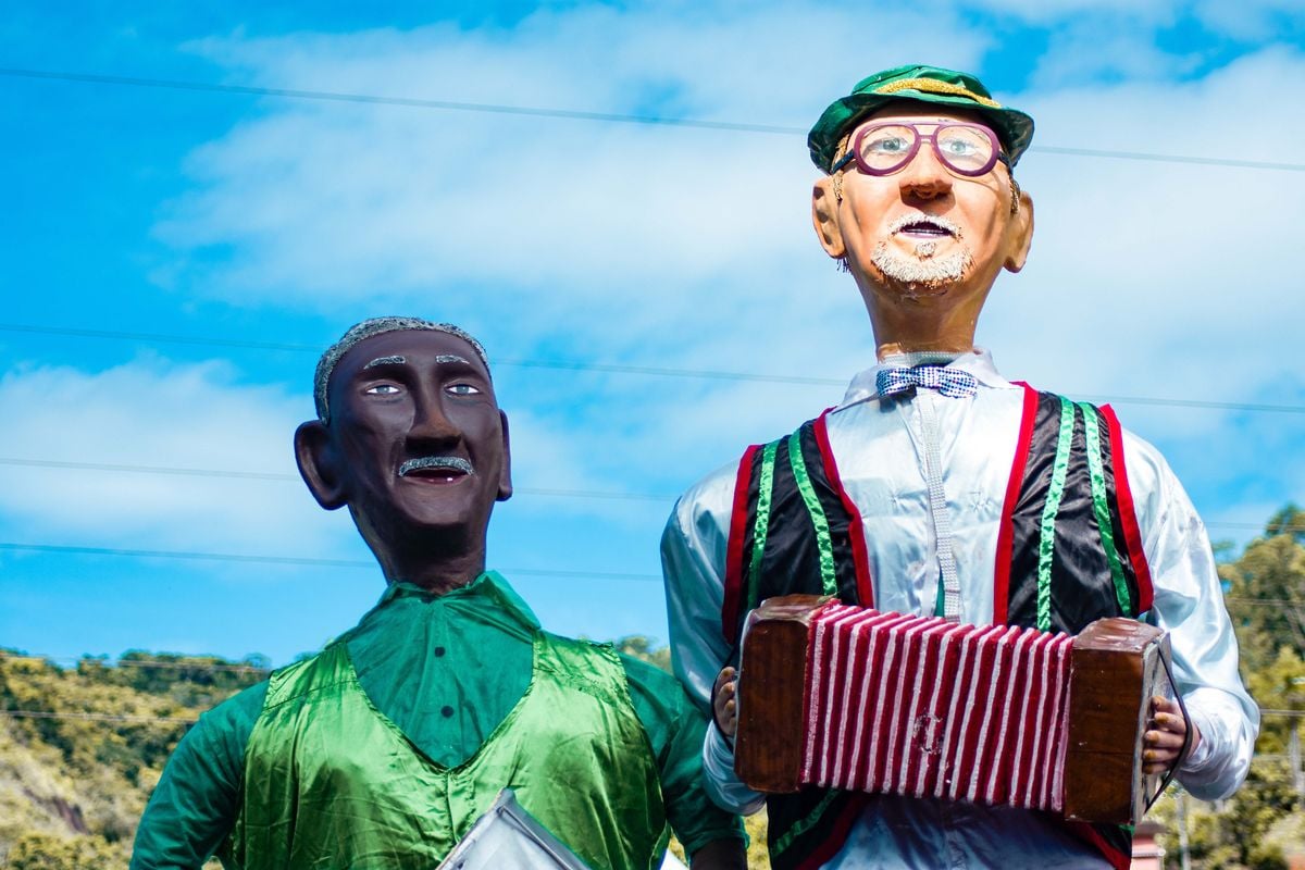 Bonecos gigantes ditam a folia do carnaval de Santa Leopoldina