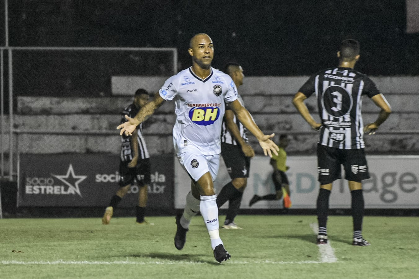 Edinho marcou o gol que garantiu a vitória capa-preta, a liderança isolada e a vaga antecipada na próxima fase do Estadual