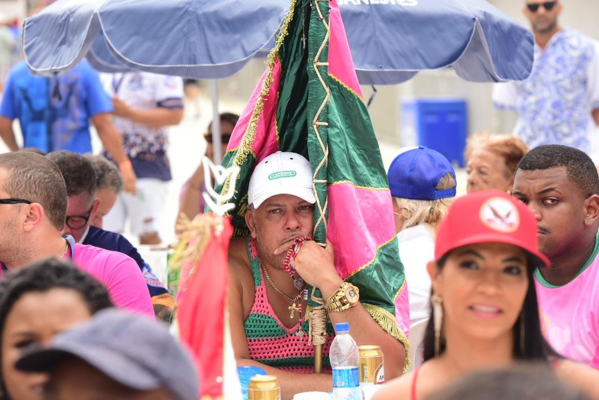 Eduardo Bagulhao, diretor de bateria da Imperatriz na oracao antes mesmo de começar a apuração  por Carlos Alberto Silva