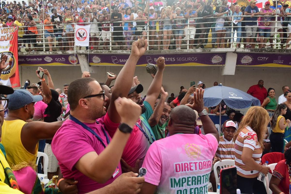 Integrantes da Imperatriz do Forte comemoram Vitória por Carlos Alberto Silva