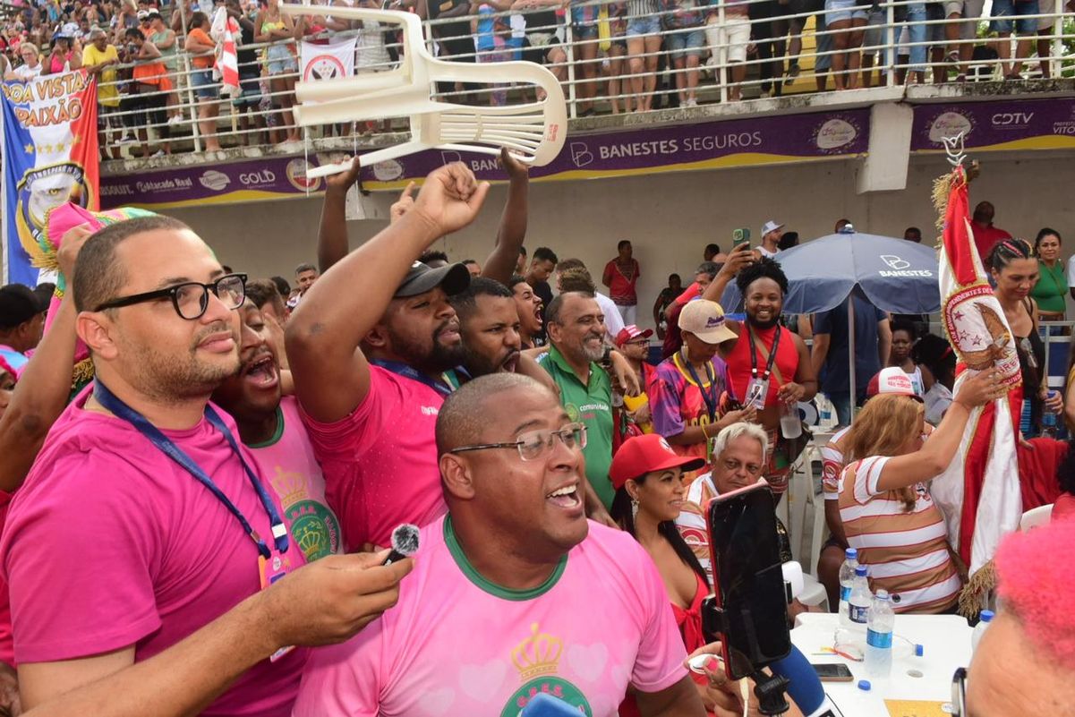 Integrantes da Imperatriz do Forte comemoram Vitória por Carlos Alberto Silva