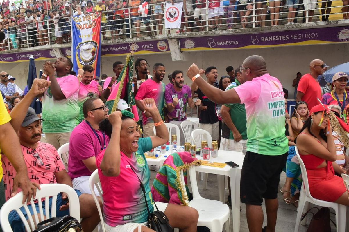 Integrantes da Imperatriz do Forte comemoram Vitória por Carlos Alberto Silva