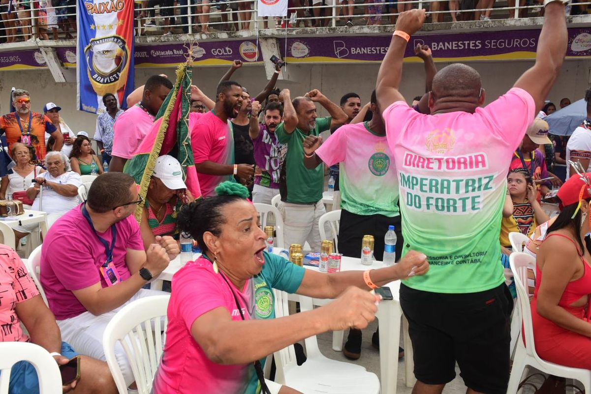 Integrantes da Imperatriz do Forte comemoram Vitória por Carlos Alberto Silva