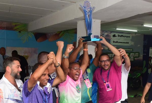 Integrantes da Imperatriz do Forte recebem troféu por Carlos Alberto Silva