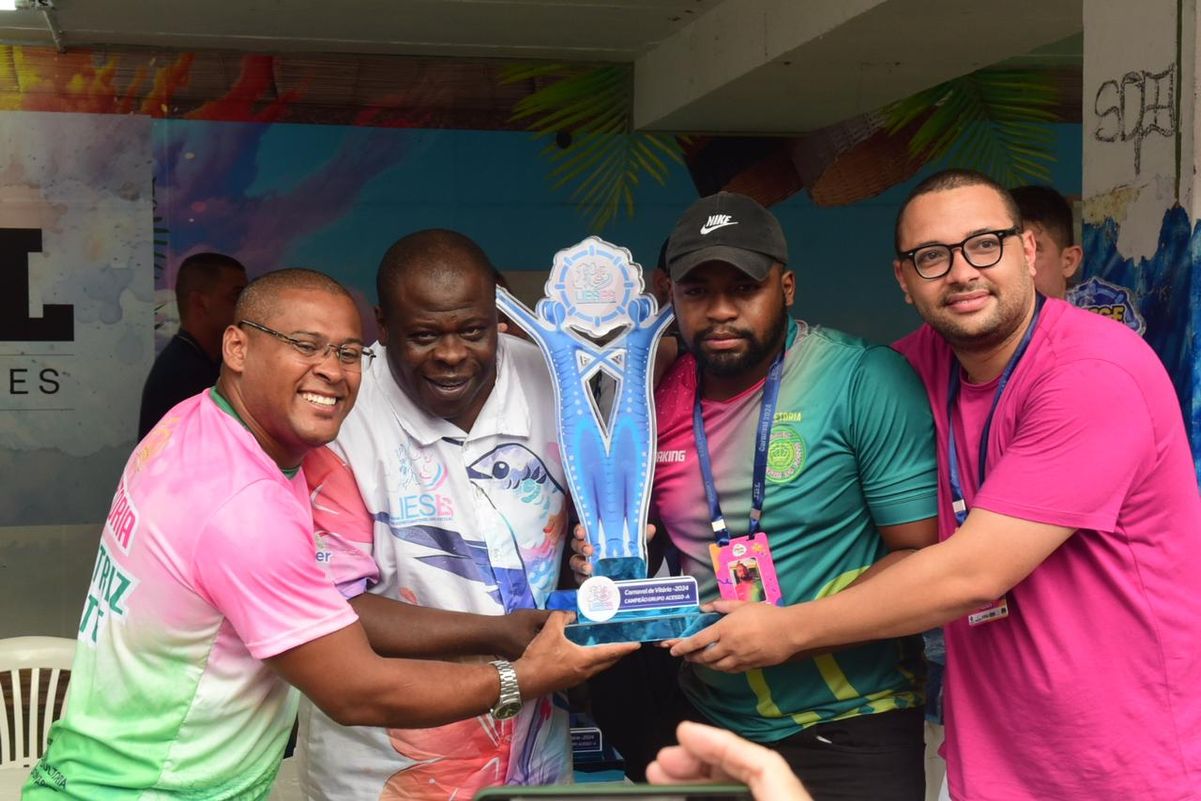 Integrantes da Imperatriz do Forte recebem troféu por Carlos Alberto Silva