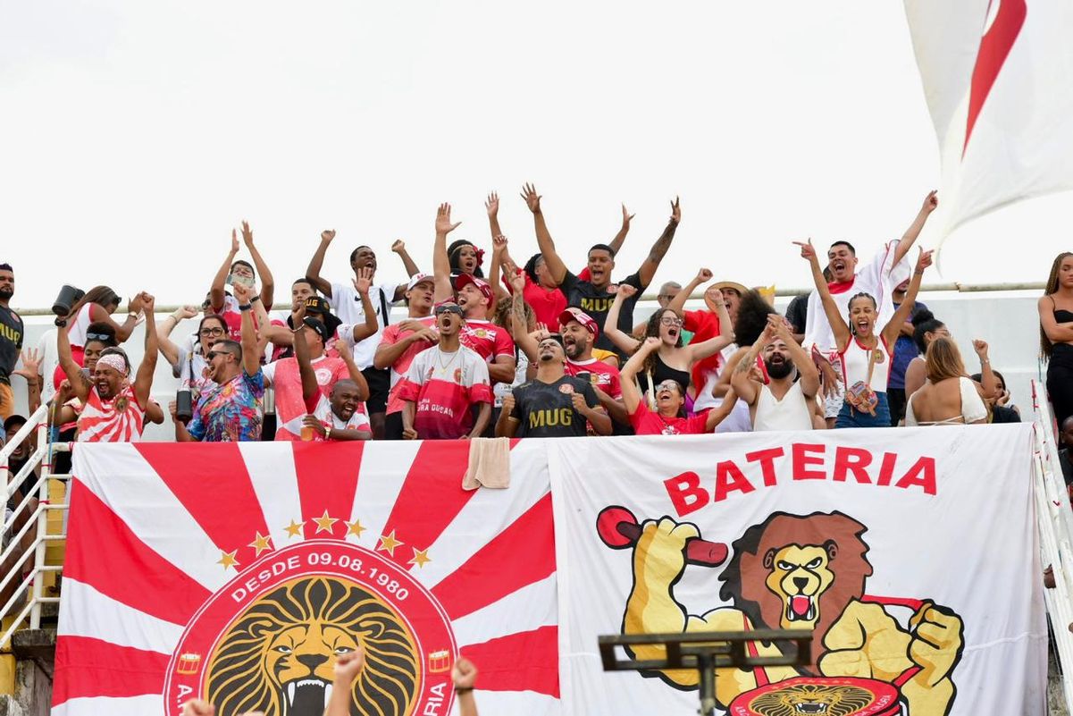 Integrantes da MUG comemoram título por Carlos Alberto Silva