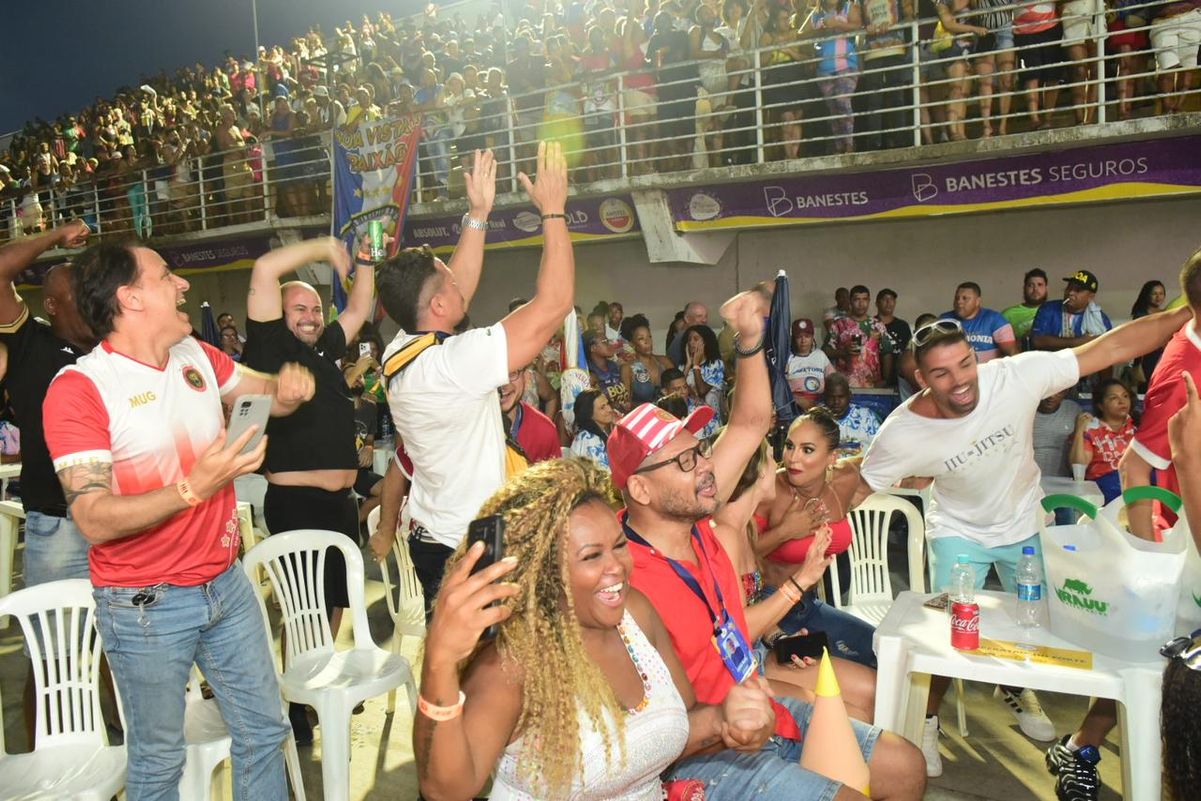 Integrantes da MUG comemoram título por Carlos Alberto Silva