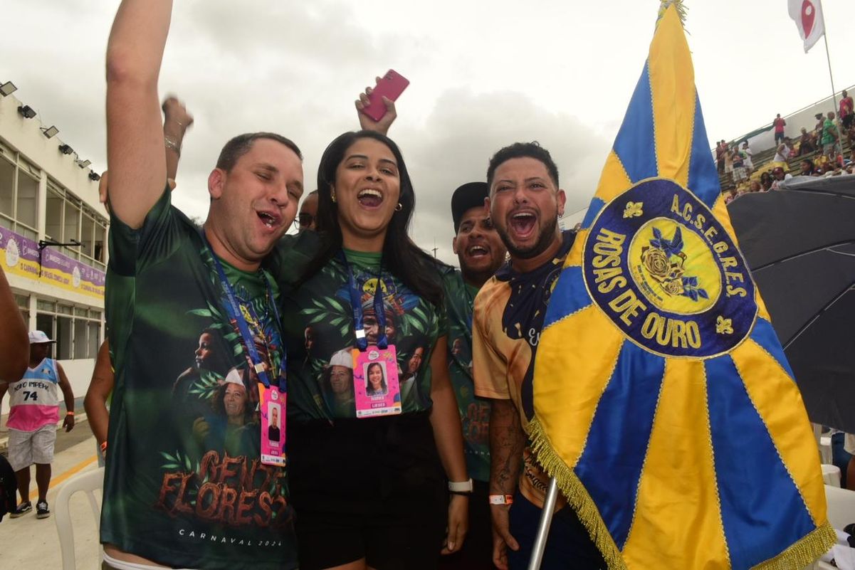 Integrantes da Rosas de Ouro comemoram título de campeã do Grupo B do Carnaval de Vitória 2024