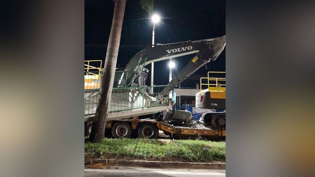 Passarela cai em Linhares após ser atingida por trator por Leitor A Gazeta