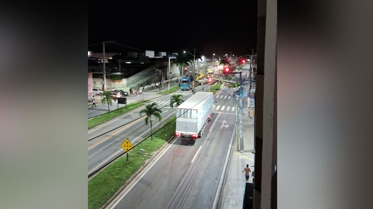 Passarela cai em Linhares após ser atingida por trator por Leitor A Gazeta