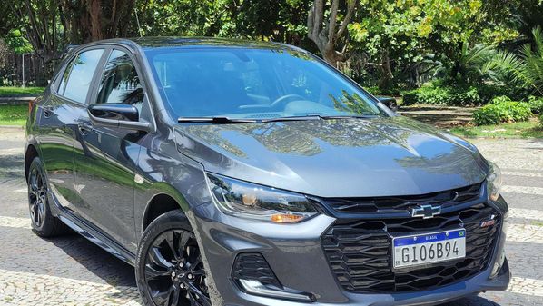 O preço do Onix RS começa em R$ 113.640 para a cor metálica Preto Ouro Negro. A cor Cinza Drake (a do modelo testado) gera acréscimo de R$ 1.650 no valor