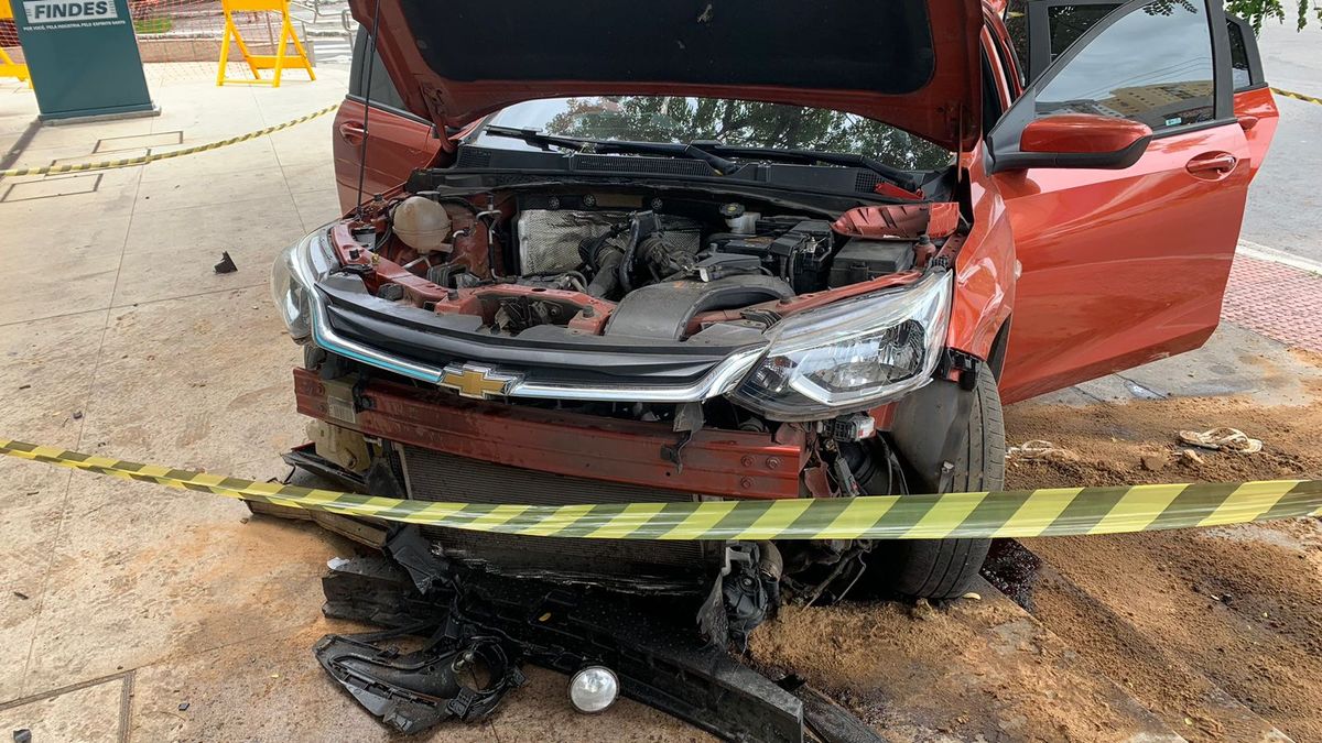 Carro ficou batido após perseguição que terminou na Reta da Penha, em Vitória por Tarciane Vasconcelos