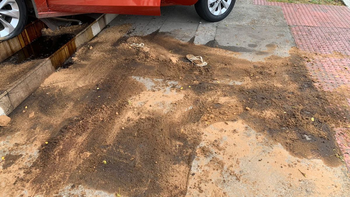 Carro ficou batido após perseguição que terminou na Reta da Penha, em Vitória por Tarciane Vasconcelos